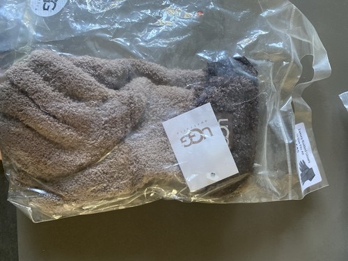 Ugg gloves new - in, size